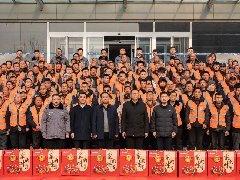 情系農(nóng)民工 蛇年送祝?！A兆控股為優(yōu)秀農(nóng)民工發(fā)放春節(jié)禮品